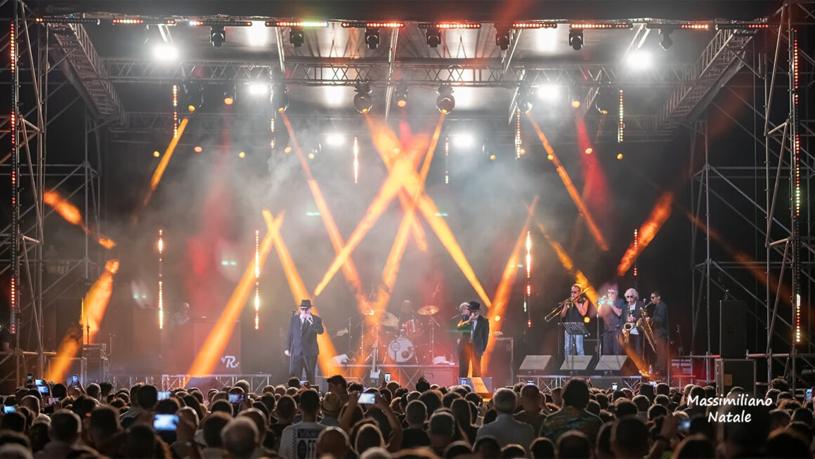 BAGNO DI FOLLA PER THE ORIGINAL BLUES BROTHERS BAND A SIDERNO