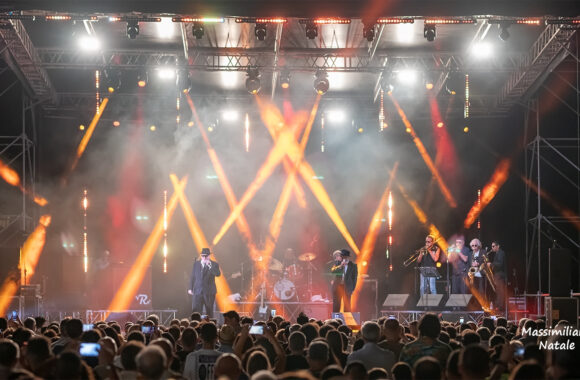 BAGNO DI FOLLA PER THE ORIGINAL BLUES BROTHERS BAND A SIDERNO BAGNO DI FOLLA PER THE ORIGINAL BLUES BROTHERS BAND A SIDERNO