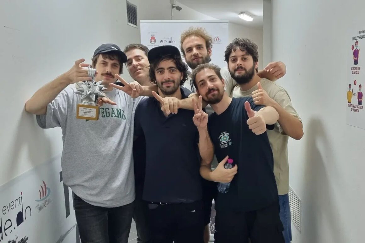 FRANCO126 E LA SUA BAND INFIAMMANO IL TEATRO DEI RUDERI DI CIRELLA FRANCO126 E LA SUA BAND INFIAMMANO IL TEATRO DEI RUDERI DI CIRELLA