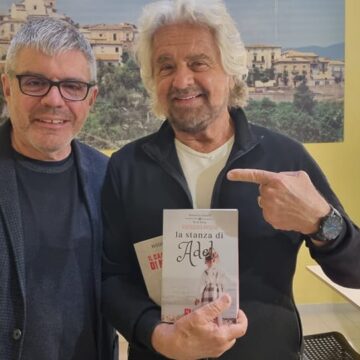 SHOW DI BEPPE GRILLO TRA RISATE E APPLAUSI SHOW DI BEPPE GRILLO TRA RISATE E APPLAUSI