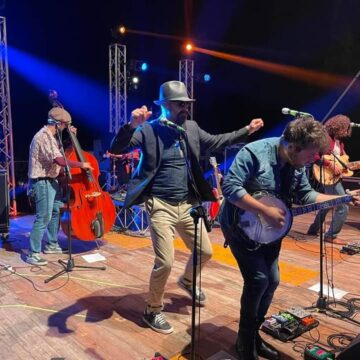 IN MIGLIAIA PER JOE BASTIANICH E LA TERZA CLASSE A SAN GIOVANNI IN FIORE