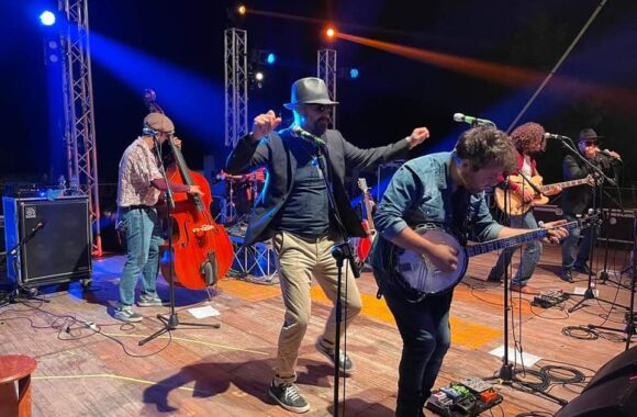 IN MIGLIAIA PER JOE BASTIANICH E LA TERZA CLASSE A SAN GIOVANNI IN FIORE IN MIGLIAIA PER JOE BASTIANICH E LA TERZA CLASSE A SAN GIOVANNI IN FIORE