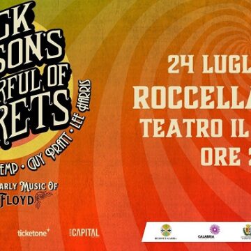 NICK MASON’S SAURCEFUL OF SECRETS A ROCCELLA JONICA IL 24 LUGLIO