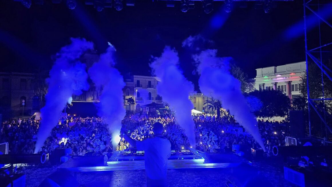 CON GABRY PONTE ESPLODE PIAZZA CASTELLO DI REGGIO C. CON GABRY PONTE ESPLODE PIAZZA CASTELLO DI REGGIO C.