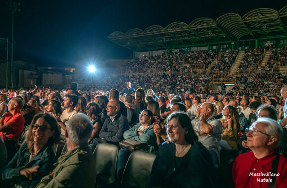 LAMEZIA ESPLODE DI RISATE CON CHECCO ZALONE LAMEZIA ESPLODE DI RISATE CON CHECCO ZALONE