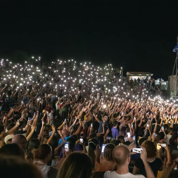 IRAMA TRAVOLGE IL TEATRO DEI RUDERI DI DIAMANTE