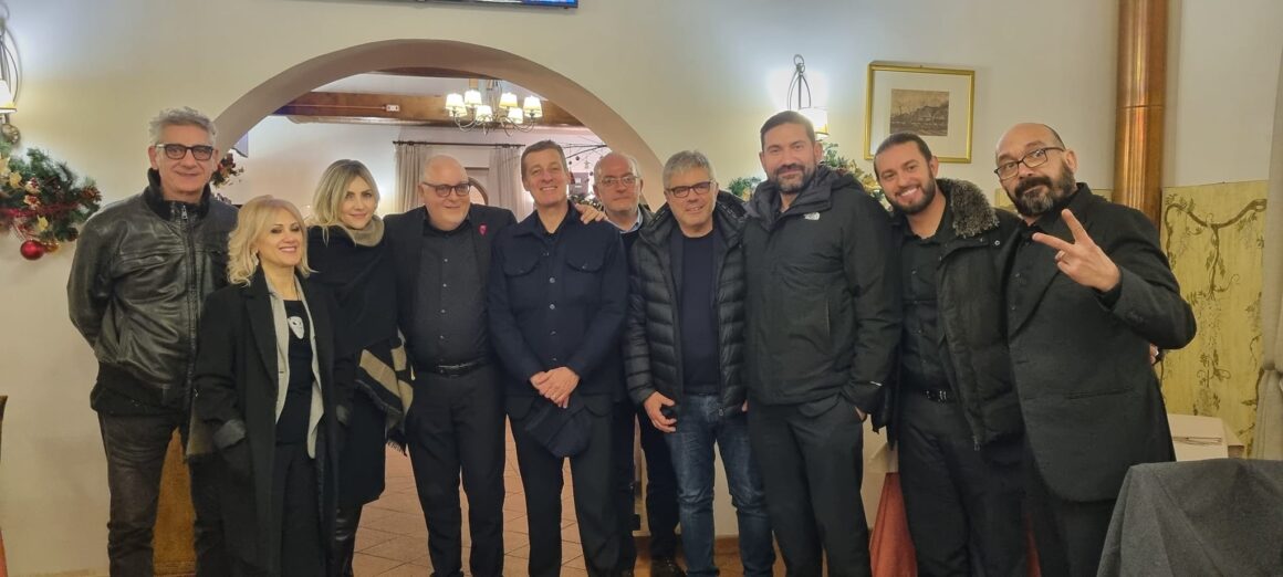 SUCCESSO PER I NERI PER CASO AL CHRISTMAS FEST A LAMEZIA TERME