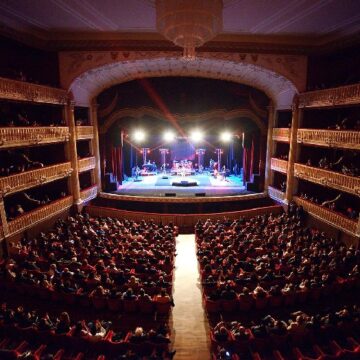 STANDING OVATION PER LOREDANA BERTE’ PER LA PRIMA VOLTA AL RENDANO DI COSENZA
