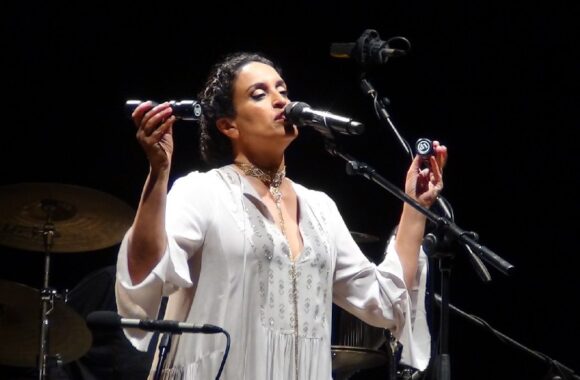 NOA INCANTA LA CALABRIA E VISITA IL MUSEO DELLA MEMORIA DI FERRAMONTI