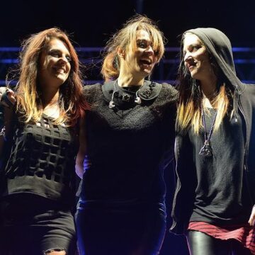 BAGNO DI FOLLA PER CARMEN CONSOLI A PIANOPOLI