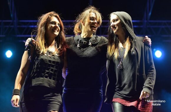 BAGNO DI FOLLA PER CARMEN CONSOLI A PIANOPOLI