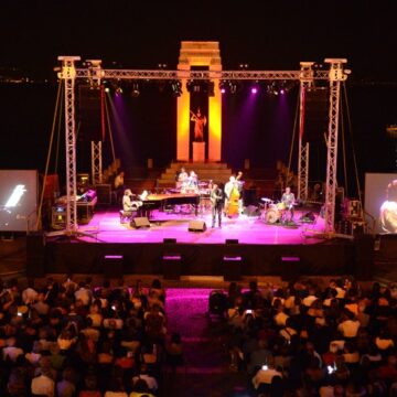 BAGNO DI FOLLA PER SERGIO CAMMARIERE A REGGIO