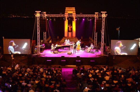 BAGNO DI FOLLA PER SERGIO CAMMARIERE A REGGIO