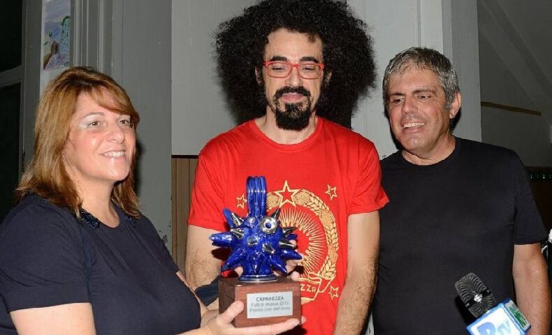 CAPAREZZA INCANTA PIAZZA CASTELLO DI REGGIO CON IL SUO LIVE PREMIATO