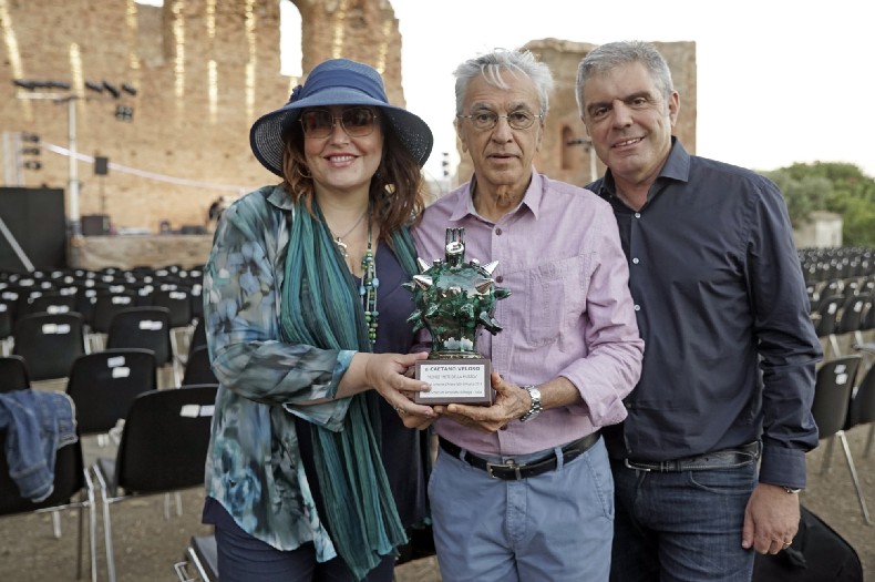 PREMIO E STANDING OVATION PER CAETANO VELOSO & FIGLI AL PARCO SCOLACIUM DI BORGIA PREMIO E STANDING OVATION PER CAETANO VELOSO & FIGLI AL PARCO SCOLACIUM DI BORGIA