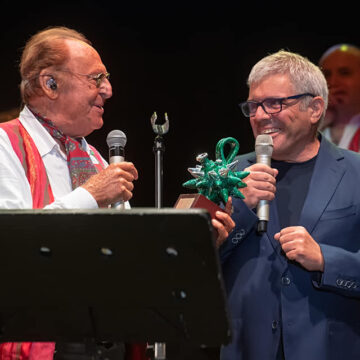SUCCESSO A DIAMANTE PER RENZO ARBORE CON L’ORCHESTRA ITALIANA! PREMIO “MITI DELLO SPETTACOLO ITALIANO“