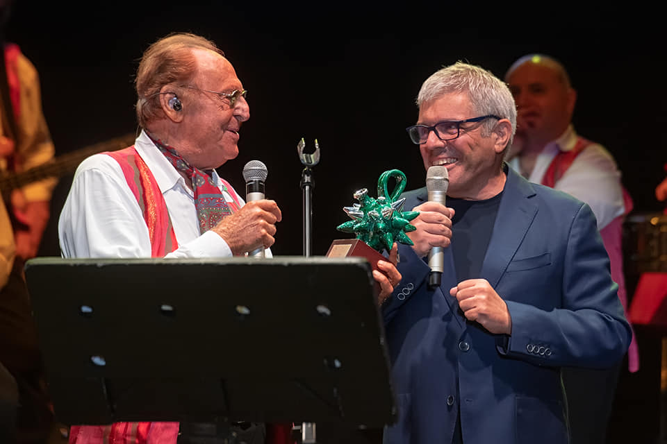 SUCCESSO A DIAMANTE PER RENZO ARBORE CON L’ORCHESTRA ITALIANA! PREMIO “MITI DELLO SPETTACOLO ITALIANO“ SUCCESSO A DIAMANTE PER RENZO ARBORE CON L’ORCHESTRA ITALIANA! PREMIO “MITI DELLO SPETTACOLO ITALIANO“