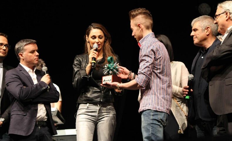 BAGNO DI FOLLA PER ANNA TATANGELO AL  DUE MARI DI MAIDA