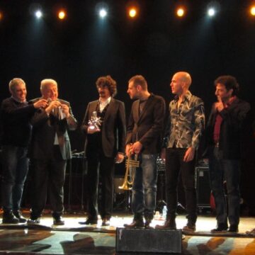 TRIONFO PER SERGIO CAMMARIERE A REGGIO CALABRIA TRIONFO PER SERGIO CAMMARIERE A REGGIO CALABRIA