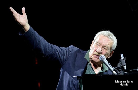 PAOLO CONTE INCANTA SOTTO LE STELLE DEL JAZZ E DI REGGIO CALABRIA