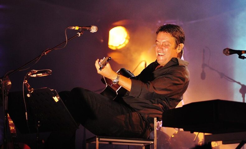 CRISTIANO DE ANDRE’, TRA PRESENTE E PASSATO, INCANTA RENDE