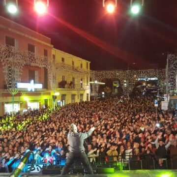 BAGNO DI FOLLA PER PAOLO BELLI E RAF A PAOLA, IN MIGLIAIA IN PIAZZA IV NOVEMBRE