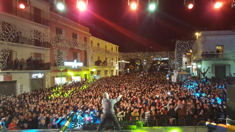 BAGNO DI FOLLA PER PAOLO BELLI E RAF A PAOLA, IN MIGLIAIA IN PIAZZA IV NOVEMBRE BAGNO DI FOLLA PER PAOLO BELLI E RAF A PAOLA, IN MIGLIAIA IN PIAZZA IV NOVEMBRE