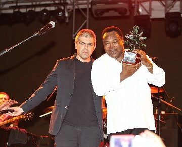 IN DELIRIO PER GEORGE BENSON PREMIATO CON IL "RICCIO D´ARGENTO" IN DELIRIO PER GEORGE BENSON PREMIATO CON IL "RICCIO D´ARGENTO"