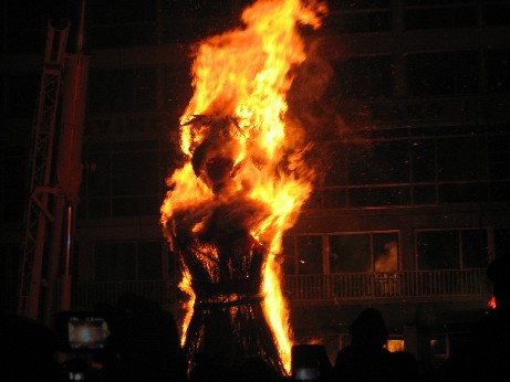 IN MIGLIAIA A LAMEZIA AL FALO´ DELLA BEFANA IN MIGLIAIA A LAMEZIA AL FALO´ DELLA BEFANA